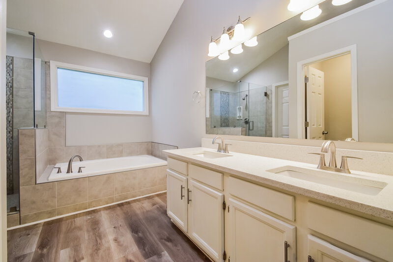 2,030/Mo, 547 Riverbirch Trce Stone Mountain, GA 30087 Main Bathroom View