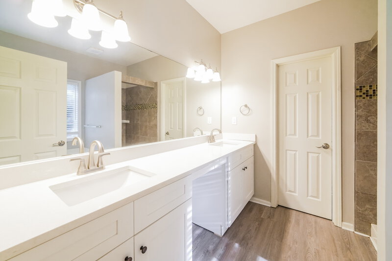 2,260/Mo, 57 Highland Dr Carrollton, GA 30116 Main Bathroom View