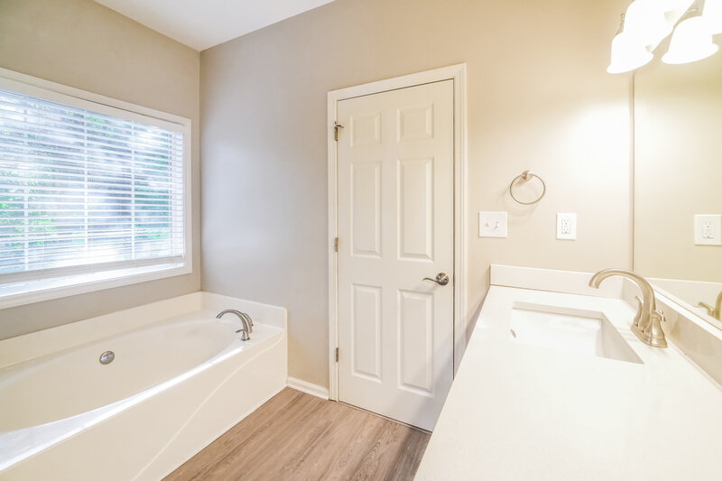 2,260/Mo, 57 Highland Dr Carrollton, GA 30116 Main Bathroom View 2