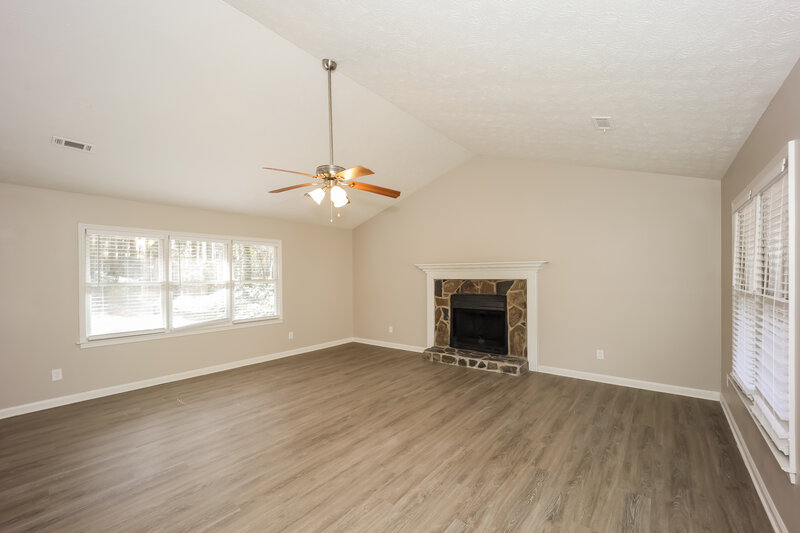 1,980/Mo, 210 Ashley Creek Dr Newnan, GA 30263 Living Room View