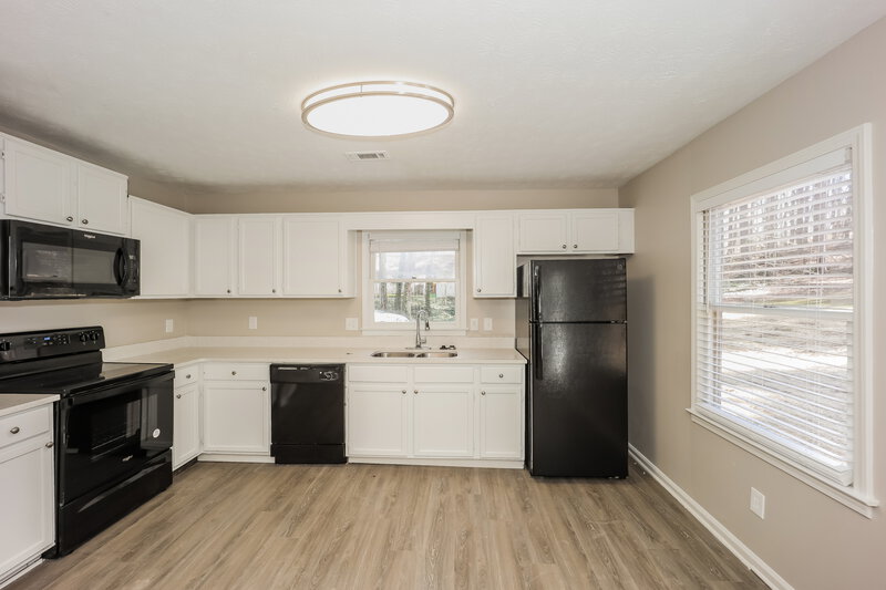 1,980/Mo, 210 Ashley Creek Dr Newnan, GA 30263 Kitchen View