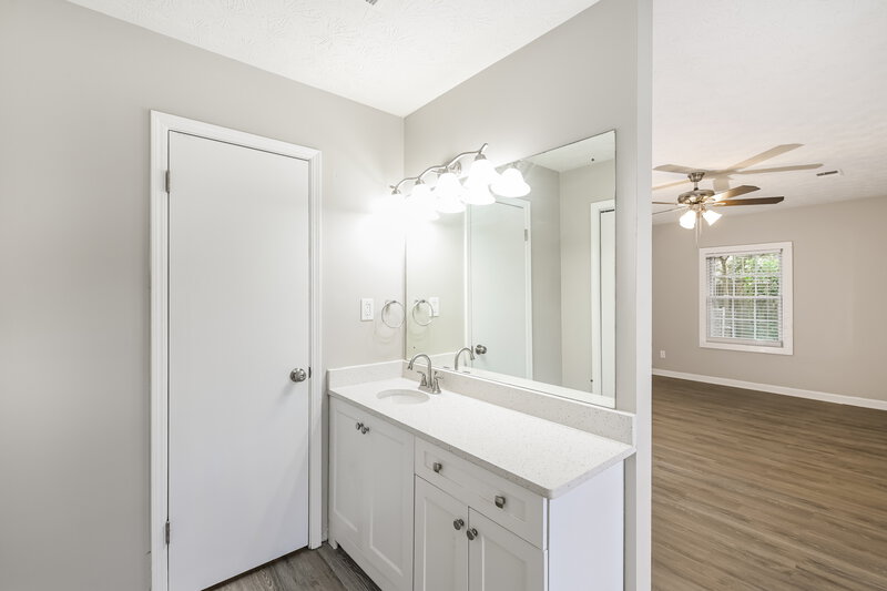 2,100/Mo, 4392 Hardwood Cir SW Lilburn, GA 30047 Main Bathroom View