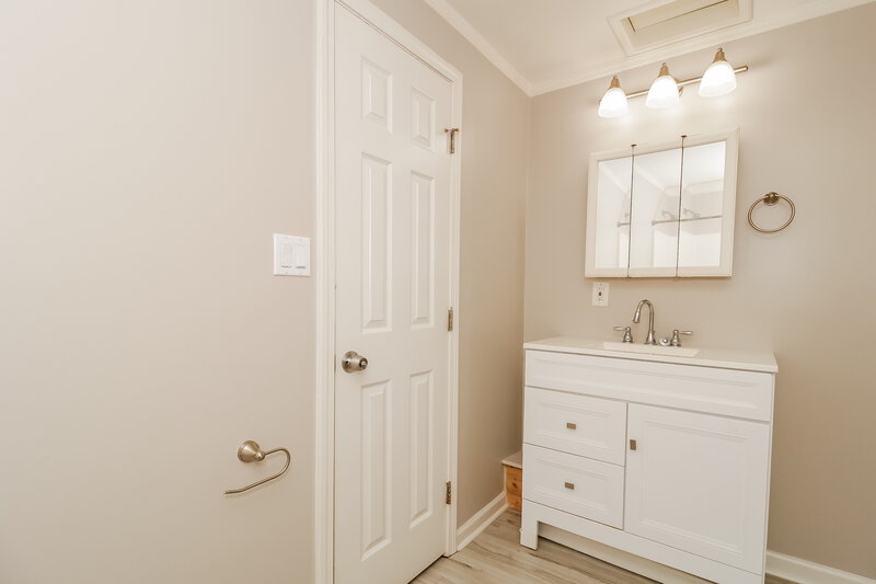 2,120/Mo, 300 Sterling Dr Powder Springs, GA 30127 Bathroom View