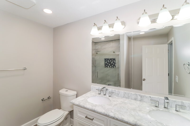 1,885/Mo, 32 Weyman Ave SW Atlanta, GA 30315 Main Bathroom View
