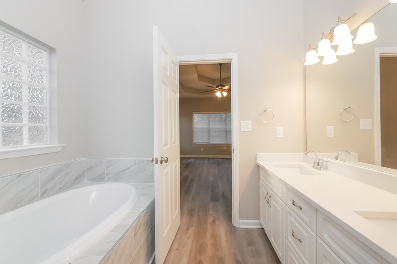 2,580/Mo, 95 Barrington Farms Ct Sharpsburg, GA 30277 Main Bathroom View