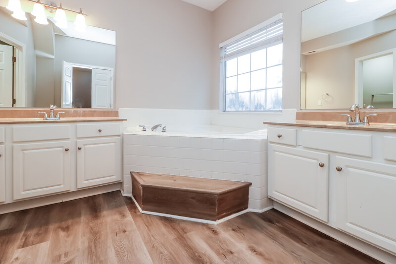 2,580/Mo, 115 French Village Blvd Sharpsburg, GA 30277 Main Bathroom View