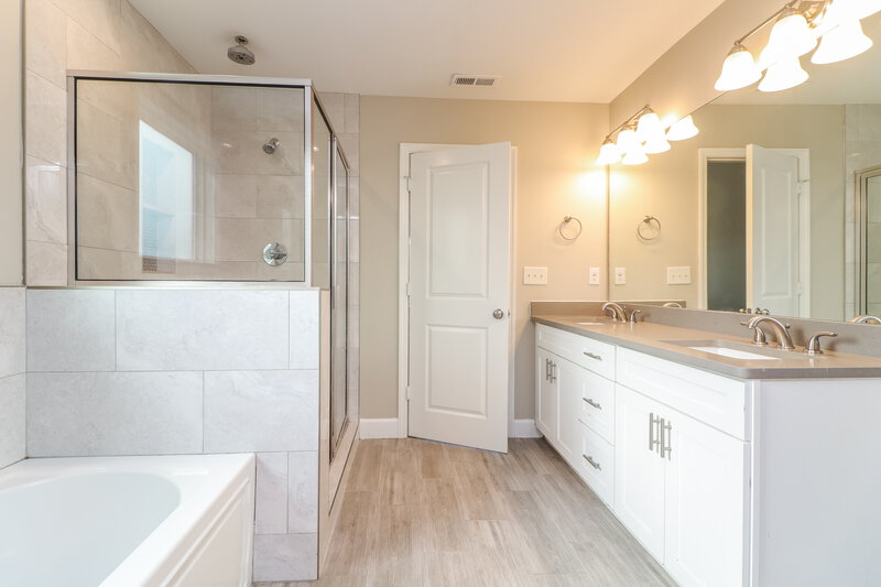 3,610/Mo, 2607 Church St NW Atlanta, GA 30318 Main Bathroom View 2