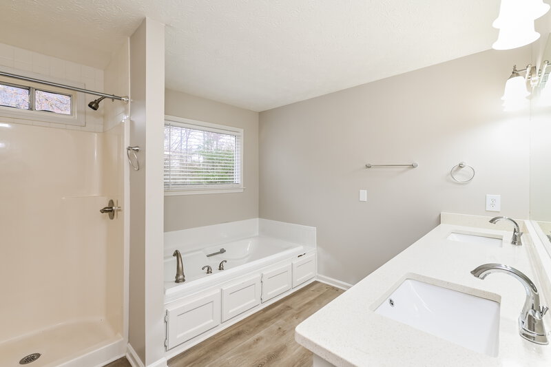 2,865/Mo, 1071 Cedar Bluff Trl SW Lilburn, GA 30047 Main Bathroom View