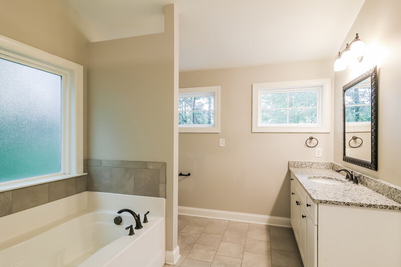 2,560/Mo, 102 Peyton Ct Senoia, GA 30276 Main Bathroom View