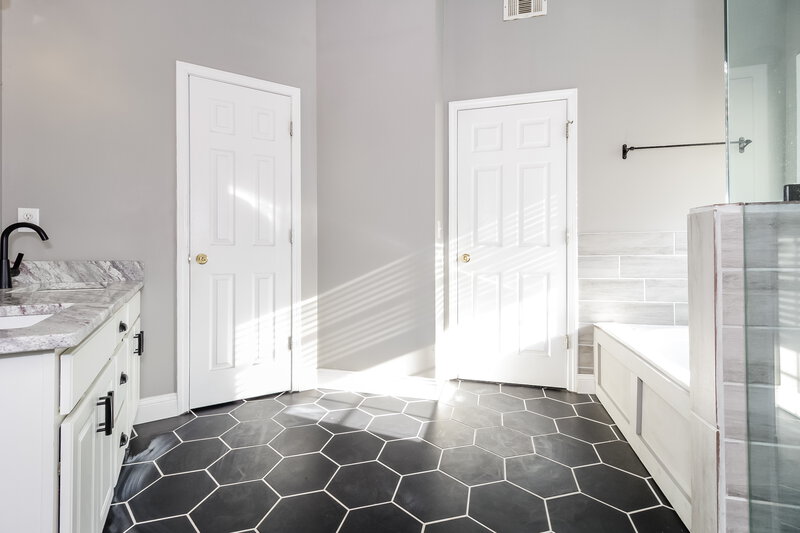 2,160/Mo, 15 Hitchcock Sta NE Cartersville, GA 30121 Main Bathroom View