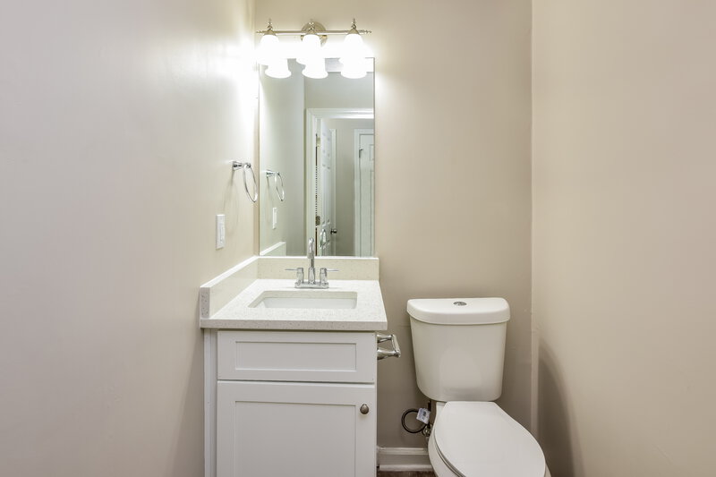 1,920/Mo, 6427 Alford Cir Lithonia, GA 30058 Bathroom View 2