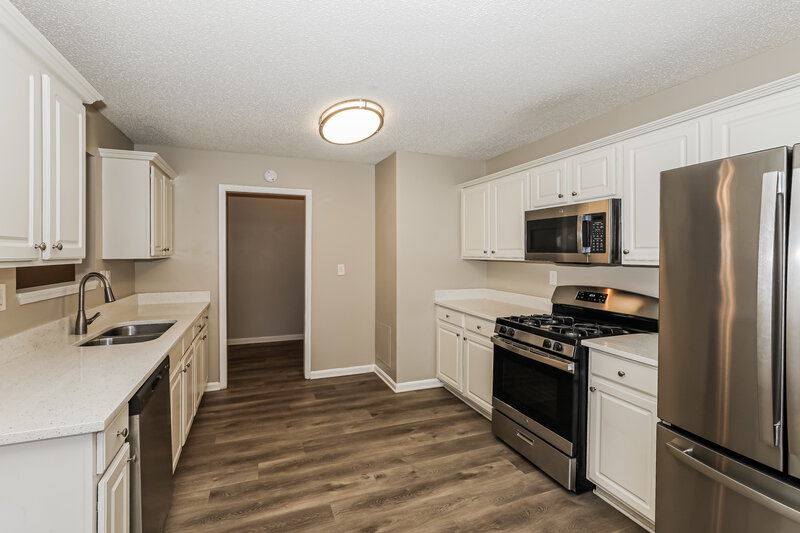 1,740/Mo, 10808 Knotty Pine Pl Hampton, GA 30228 Kitchen View