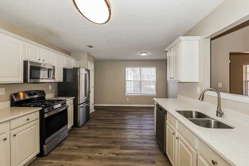 1,740/Mo, 10808 Knotty Pine Pl Hampton, GA 30228 Kitchen View 2