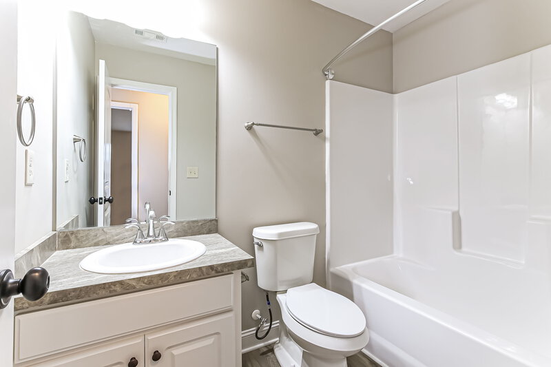 2,110/Mo, 1315 Dianne Way Winder, GA 30680 Main Bathroom View