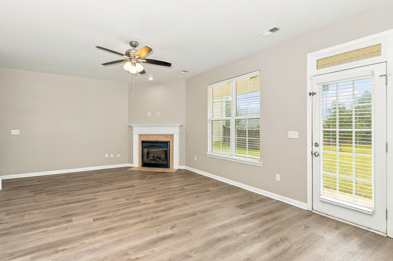 2,200/Mo, 920 Piedmont Dr Locust Grove, GA 30248 Living Room View 2