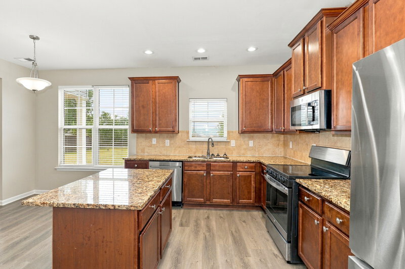 2,200/Mo, 920 Piedmont Dr Locust Grove, GA 30248 Kitchen View 2