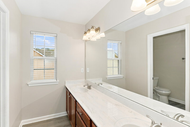 2,200/Mo, 920 Piedmont Dr Locust Grove, GA 30248 Bathroom View 2
