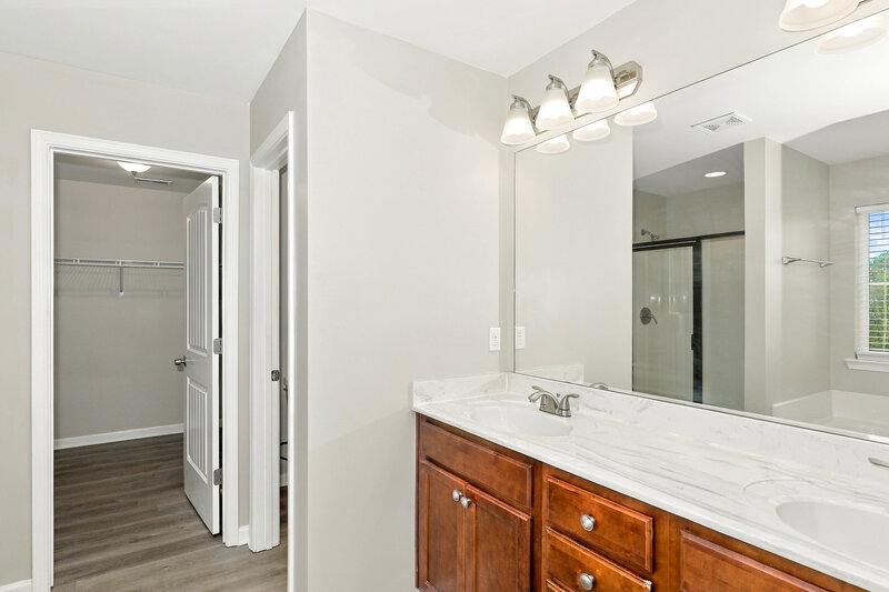 2,200/Mo, 920 Piedmont Dr Locust Grove, GA 30248 Bathroom View 3