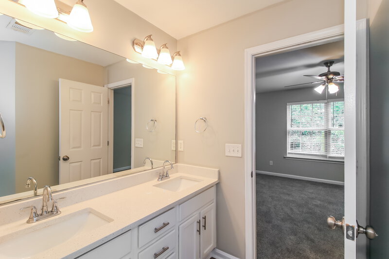 2,060/Mo, 3022 Sable Run Rd Atlanta, GA 30349 Main Bathroom View 2