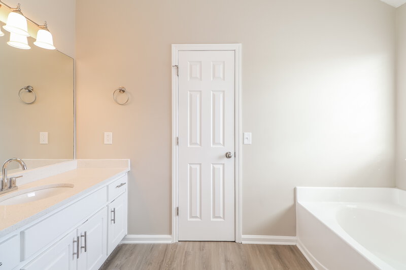 2,310/Mo, 195 Ridge Pointe Dr Covington, GA 30016 Main Bathroom View