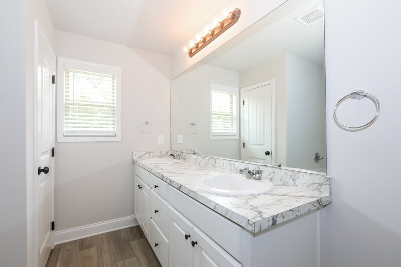2,140/Mo, 40 Heartland Cir Winder, GA 30680 Main Bathroom View 2
