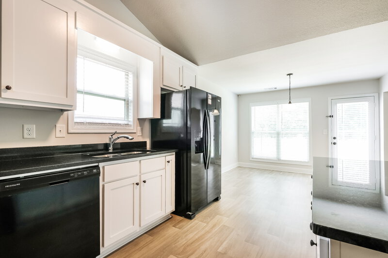 2,025/Mo, 74 Heartland Cir Winder, GA 30680 Kitchen View