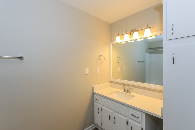 2,040/Mo, 3230 Revere Cir Snellville, GA 30039 Main Bathroom View