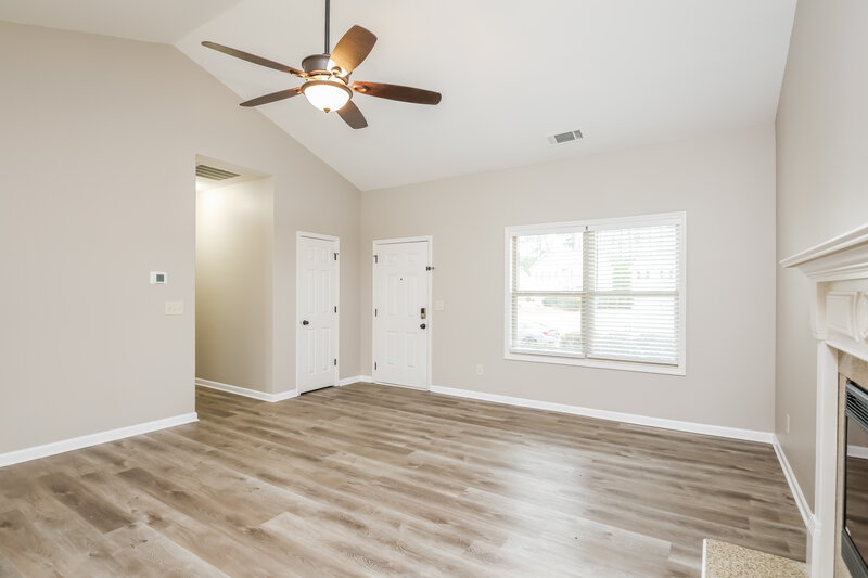 2,100/Mo, 2035 Summerglen Trl Braselton, GA 30517 Living Room View 2