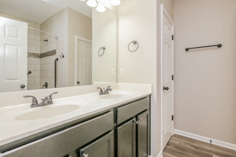 2,100/Mo, 2035 Summerglen Trl Braselton, GA 30517 Main Bathroom View