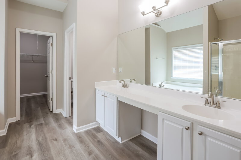 2,290/Mo, 2804 Summit Pkwy SW Atlanta, GA 30331 Main Bathroom View