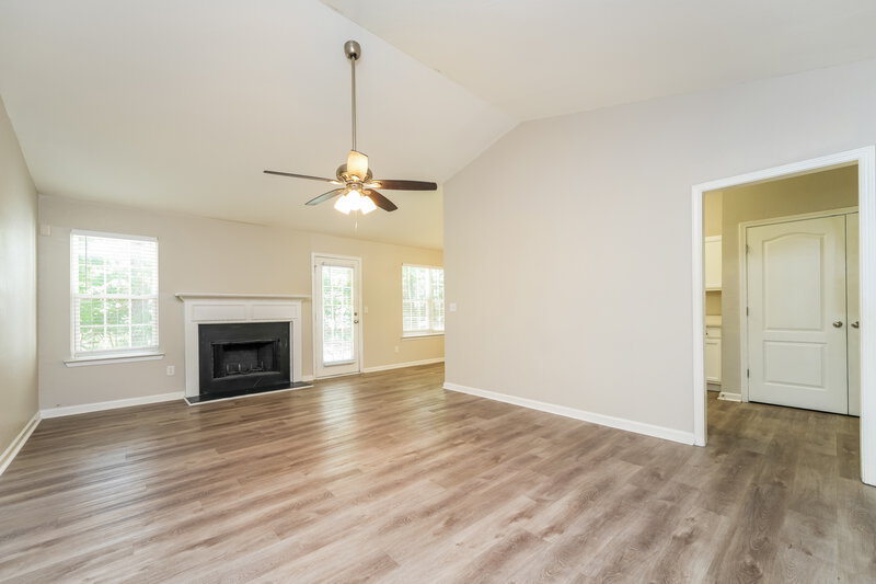 1,750/Mo, 310 Lakeside Pt Covington, GA 30016 Living Room View