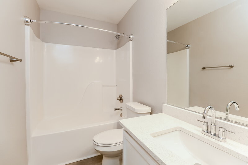 1,665/Mo, 310 Lakeside Pt Covington, GA 30016 Main Bathroom View