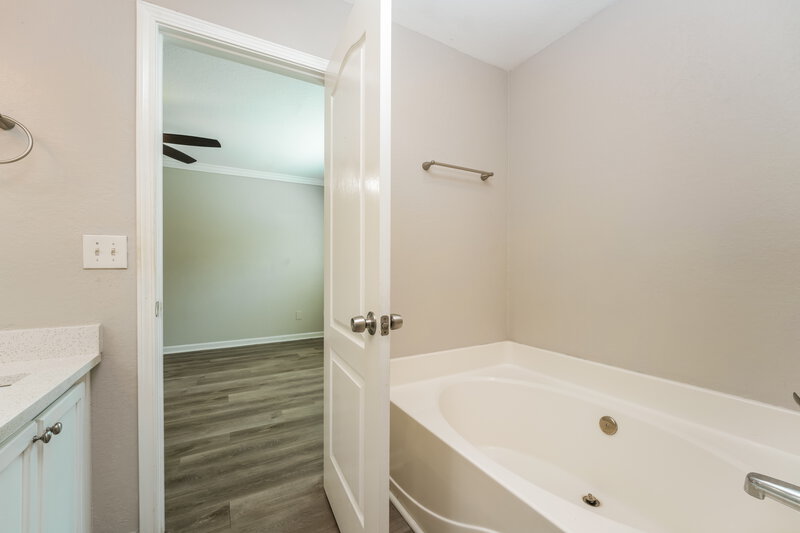 1,750/Mo, 310 Lakeside Pt Covington, GA 30016 Main Bathroom View 2