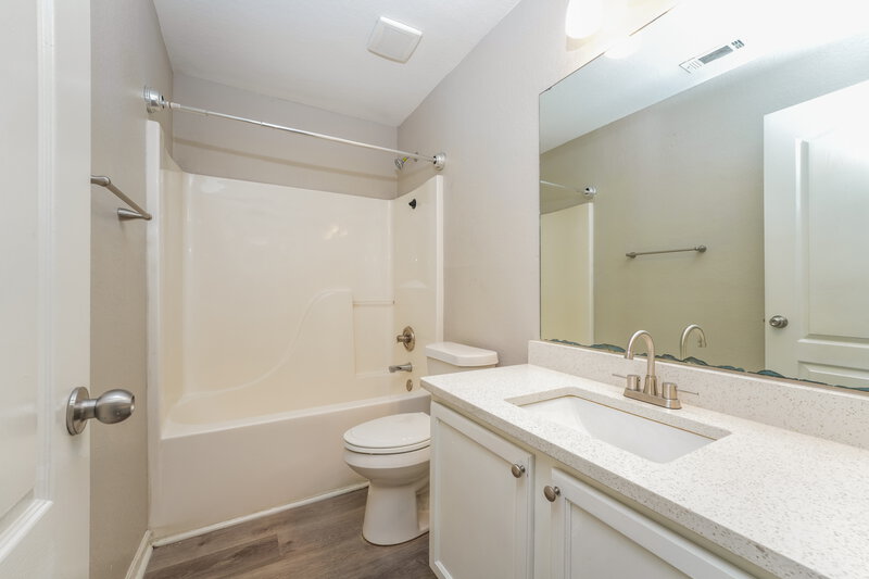 1,750/Mo, 310 Lakeside Pt Covington, GA 30016 Bathroom View