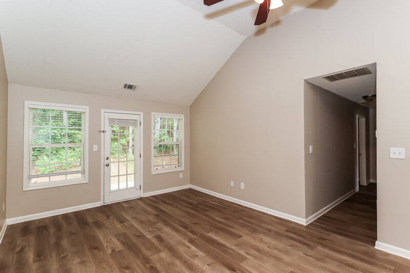 1,795/Mo, 4925 Brookwood Pl College Park, GA 30349 Living Room View 2