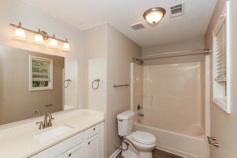 1,795/Mo, 4925 Brookwood Pl College Park, GA 30349 Main Bathroom View