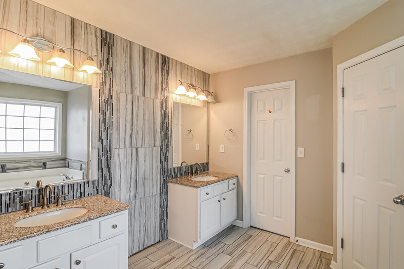 2,920/Mo, 1500 Riverbrooke Way NE Conyers, GA 30012 Main Bathroom View