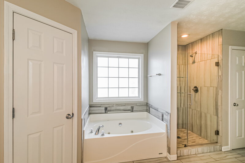 2,920/Mo, 1500 Riverbrooke Way NE Conyers, GA 30012 Main Bathroom View 2