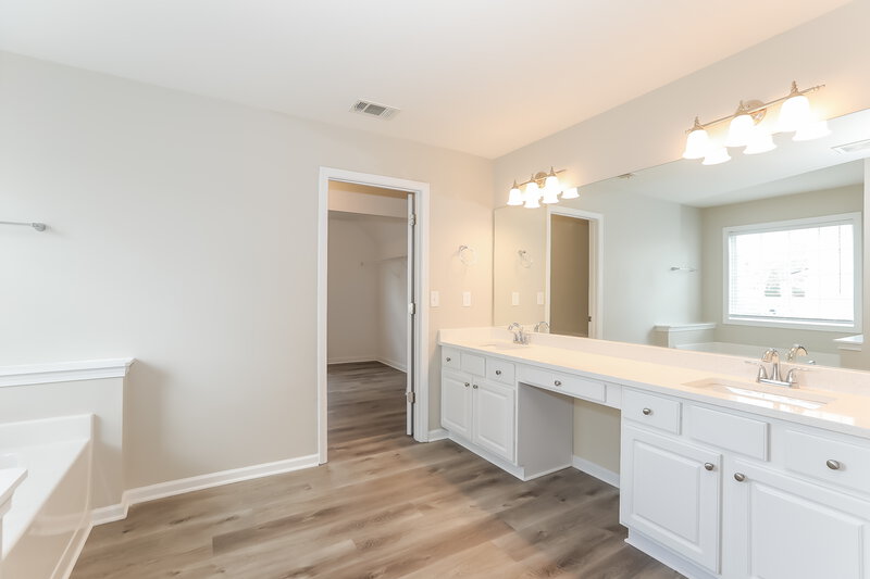 4,100/Mo, 2713 Carleton Gold Rd Unit 6 Dacula, GA 30019 Main Bathroom View