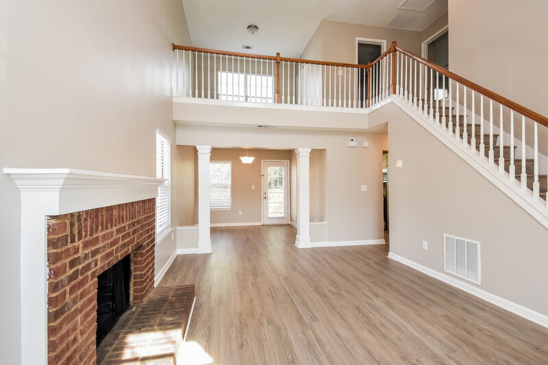 2,335/Mo, 2053 Summer View Pl SW Marietta, GA 30060 Living Room View 2