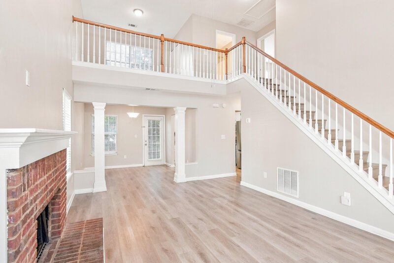 2,195/Mo, 2053 Summer View Pl SW Marietta, GA 30060 Living Room View