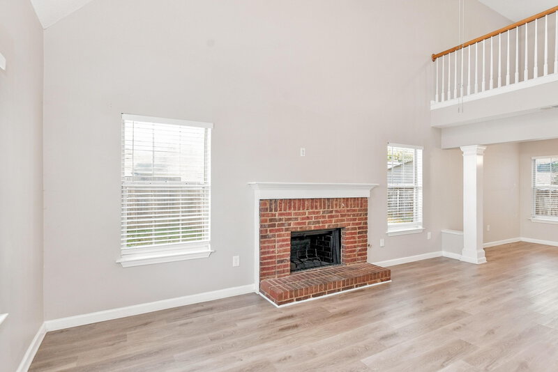 2,195/Mo, 2053 Summer View Pl SW Marietta, GA 30060 Living Room View 2