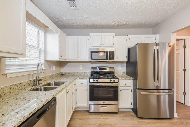 2,335/Mo, 2053 Summer View Pl SW Marietta, GA 30060 Kitchen View