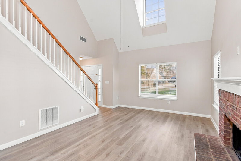 2,195/Mo, 2053 Summer View Pl SW Marietta, GA 30060 Living Room View 3