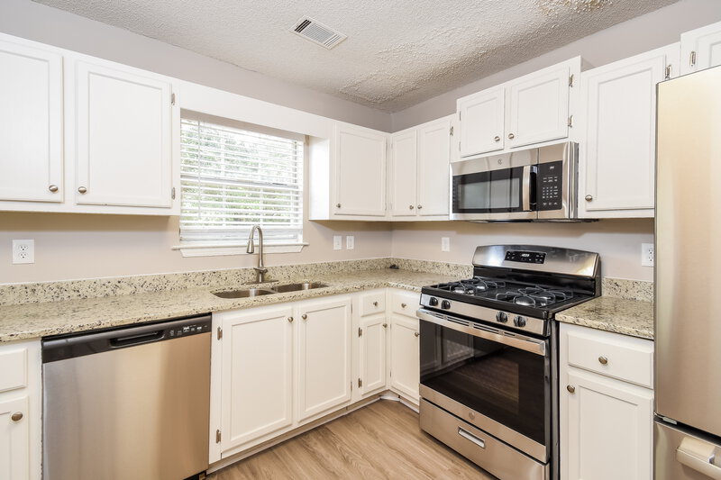 2,335/Mo, 2053 Summer View Pl SW Marietta, GA 30060 Kitchen View 2