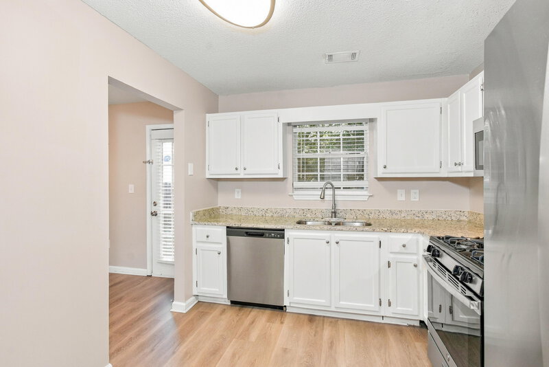 2,195/Mo, 2053 Summer View Pl SW Marietta, GA 30060 Kitchen View