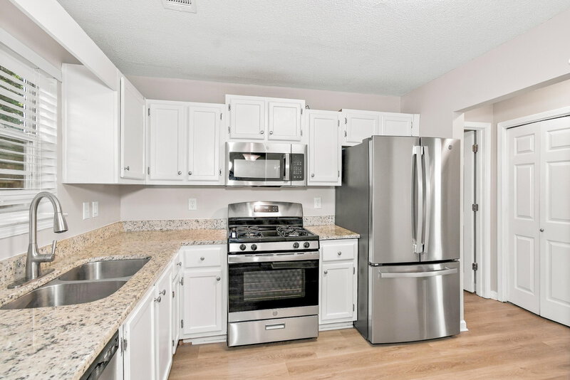 2,195/Mo, 2053 Summer View Pl SW Marietta, GA 30060 Kitchen View 2