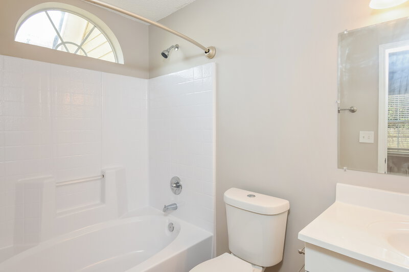 2,335/Mo, 2053 Summer View Pl SW Marietta, GA 30060 Main Bathroom View