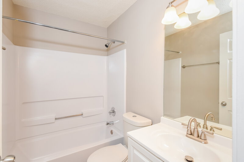 2,335/Mo, 2053 Summer View Pl SW Marietta, GA 30060 Bathroom View