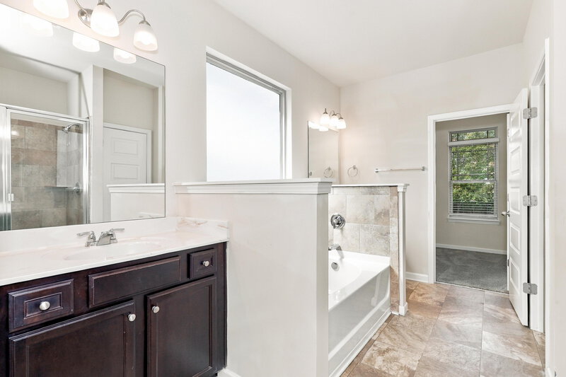 2,610/Mo, 617 Winners Cir Locust Grove, GA 30248 Primary Bathroom View
